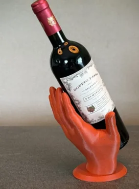 Mano naranja sosteniendo una botella de vino