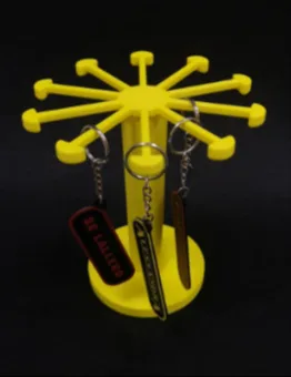 Exhibidor amarillo con brazos y llaveros colgados