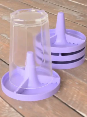 Soporte lila con un vaso boca abajo