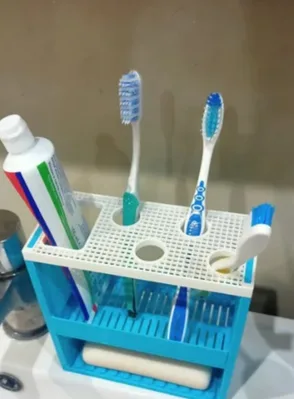 Organizador celeste y blanco con cepillos de dientes y pasta dental