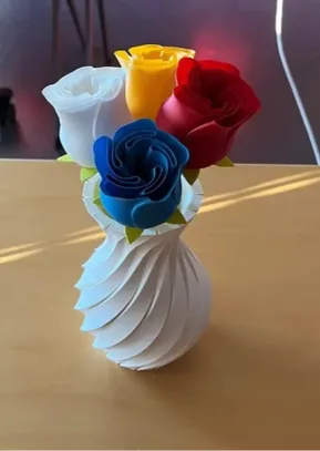 Florero blanco en espiral con rosas de colores