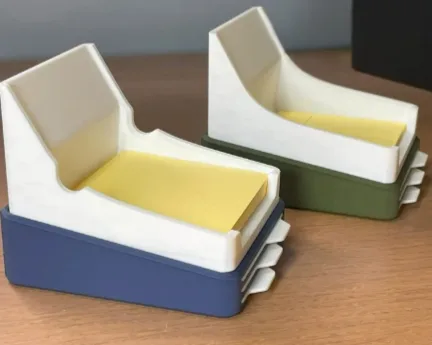 Dos portaesponjas, uno con base azul y otro con base verde